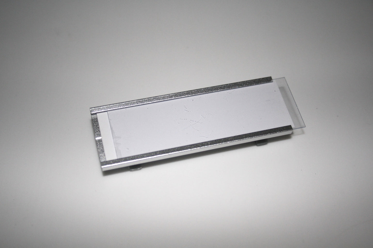 DISTINTIVOS / SOLAPEROS AUTO PERSONALIZABLES MODELO D-1755 DE METAL desde 0,59€/u.