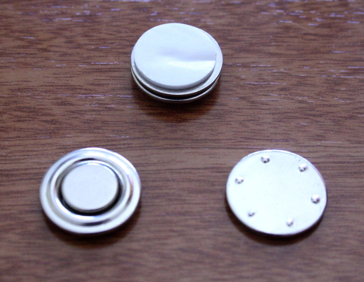 Imán BOTÓN CON ADHESIVO MODELO I-25 desde 0,69€/u.