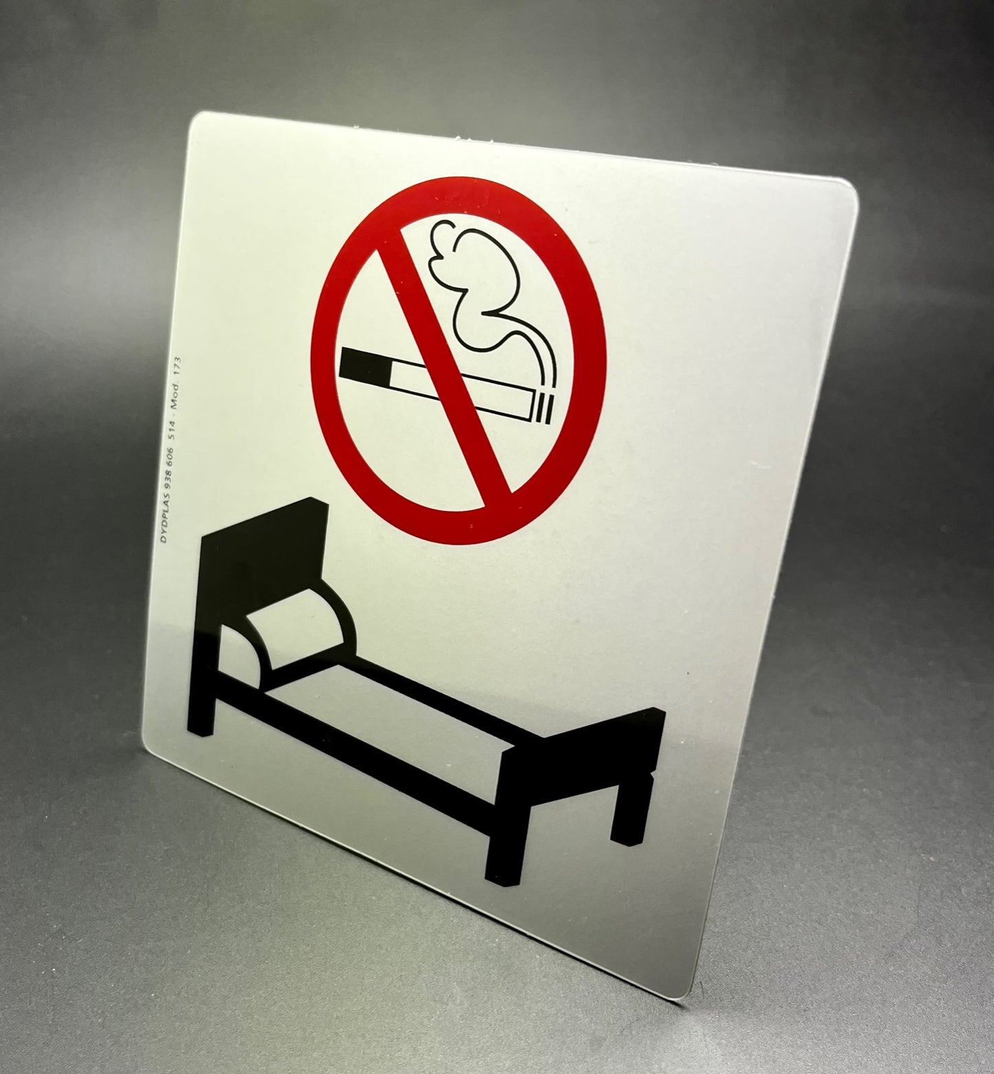 PLACA RÍGIDA ADHESIVA DE SEÑALIZACIÓN PROHIBIDO FUMAR CAMA FONDO PLATA MODELO 175 / 185 desde 2,10 €/u.