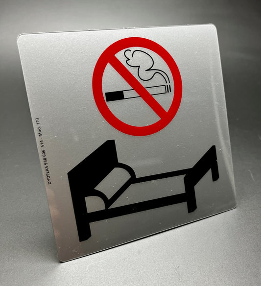 PLACA RÍGIDA ADHESIVA DE SEÑALIZACIÓN PROHIBIDO FUMAR CAMA FONDO PLATA MODELO 175 / 185 desde 2,10 €/u.