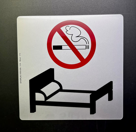 PLACA RÍGIDA ADHESIVA DE SEÑALIZACIÓN PROHIBIDO FUMAR CAMA FONDO PLATA MODELO 175 / 185 desde 2,10 €/u.